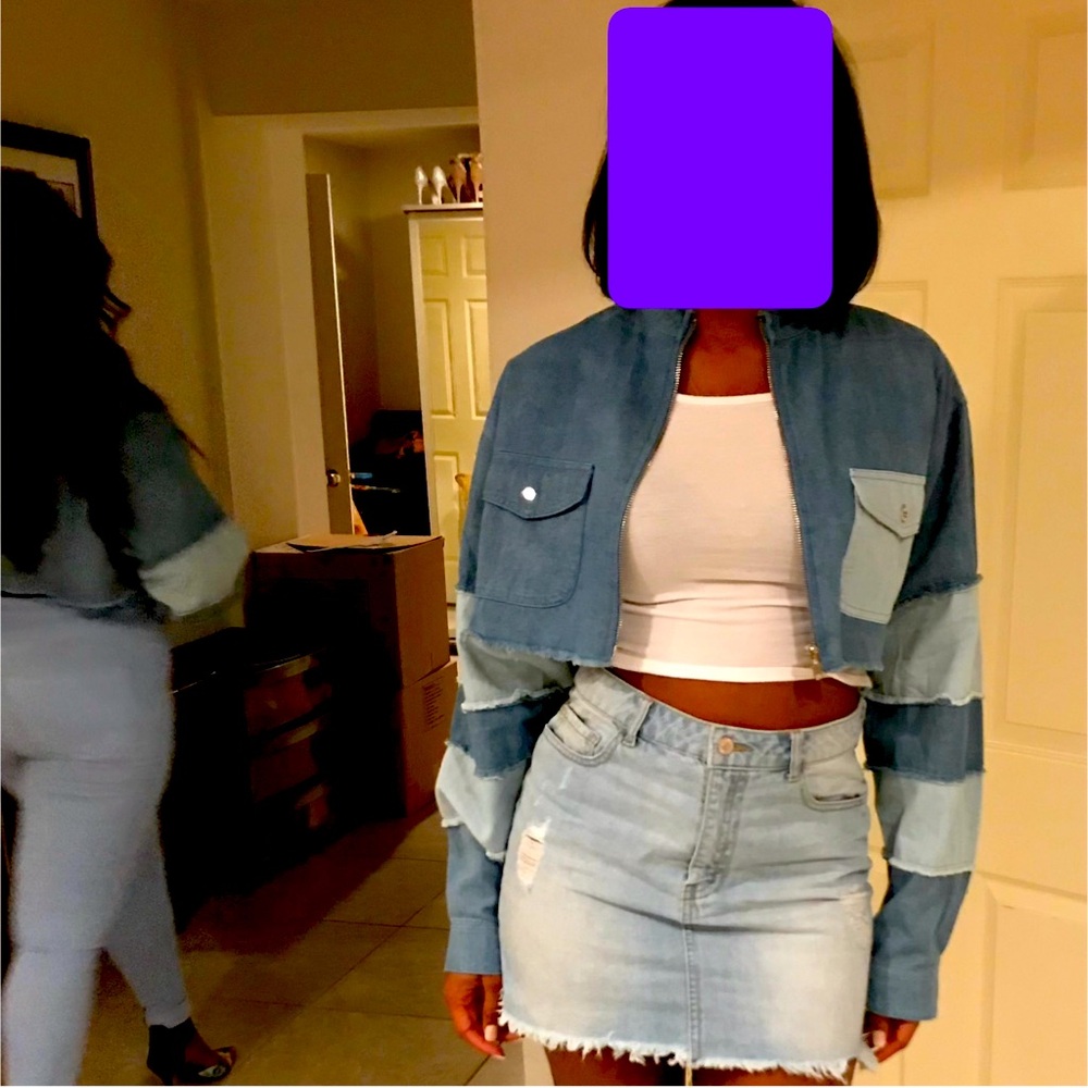 Super cute two-toned, cropped, zip-up jean jacket!